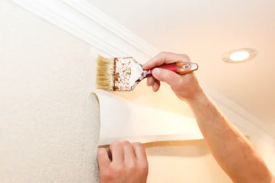 Pose de papier peint au Bizot — revêtements muraux et toiles de verre